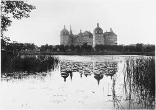 Moritzburg. Jagdschloss. Blick von Westen über den Schlossteich