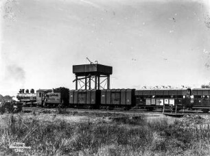 Eisenbahn vor einem Bahnwasserturm : Eine Eisenbahn vor einem Bahnwasserturm