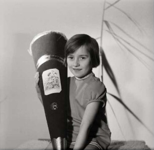 Fotografie eines Mädchens mit seiner Schultüte