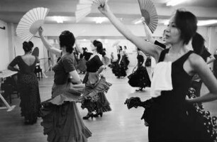 Mayumi San beim Tanz in der Flamencoklasse, Tokio