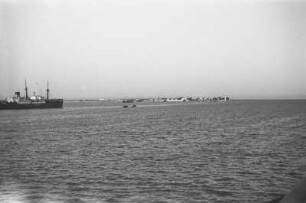 Vor der Sueskanaleinfahrt : Blick vom Schiff auf Sues vor der Kanaleinfahrt.