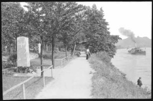 Pirna-Posta. Ulanen-Denkmal - Elbe mit Dampfer