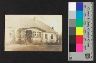 Feldpostkarte eines Hauses mit Soldaten davor