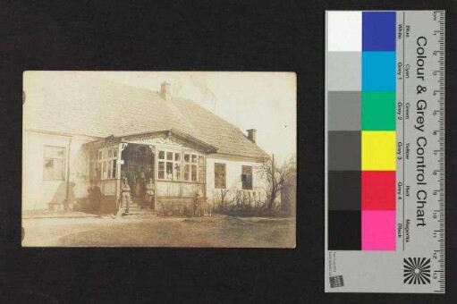 Feldpostkarte eines Hauses mit Soldaten davor