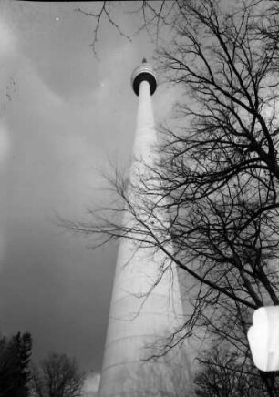 Stuttgart, Degerloch: Stuttgarter Fernsehturm von unten, ganz nah