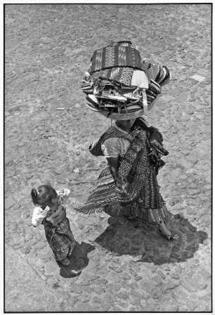 La Antigua Guatemala. Mutter mit Stoffen in einem Korb und Kind