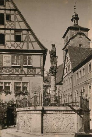 Seelhausbrunnen mit Statue der Justitia mit Spiegel und Stadtwappen