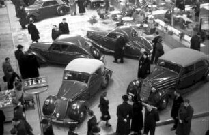 Berlin: Automobilausstellung; alte Autohalle; Blick von der Mitte (oben) auf Personenwagen; Ausschnitt