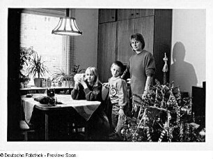 Familie B. (Journalistin) im Wohnzimmer mit Haustieren