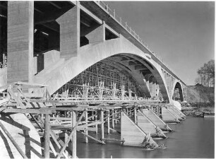Donaubrücke Leipheim, km 105,139 Die Brücke wurde von der OBR Stuttgart gebaut und im April 1945 gesprengt. Für den Wiederaufbau war die Autobahn-direktion München zuständig.