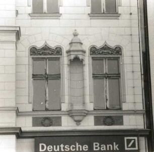 Cottbus, Karl-Liebknecht-Straße 7. Wohn-und Verwaltungsgebäude (Deutsche Bank). 1898. Fensterpaar der Portalachse (1. OG)