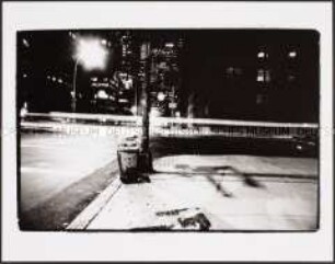 Straßenkreuzung in New York in der Nacht mit Papierkorb (Altersgruppe 18-21)