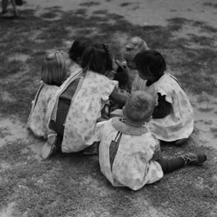 Kinder spielen im Kinderheim der Ortschaft Peruschtiza
