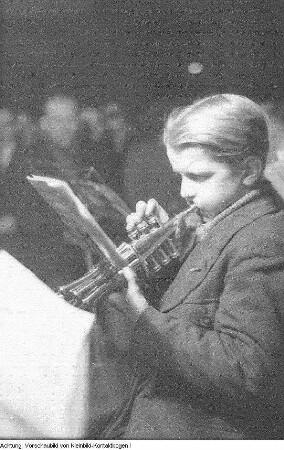 Dresden, Melanchthonstraße, Übungsstunde der Dresdner Philharmonie mit Gerhard Wiesenhütter im Beruflichen Schulzentrum für Wirtschaft I Dresden "Prof.-Dr.-Zeigner-Schule", Konzert zur Dresdner Mendelssohn-Woche mit einer Ansprache von Herbert Gute, 1. Tourneefahrt, Januar 1946