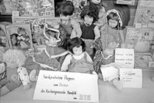 Kaufhaus Käselau: Bahnhofstraße: Schaufenster mit handgearbeiteten Puppen für den Advents- und Weihnachtsbasar der Kirchengemeinde Reinfeld: dahinter Spielzeug in Kartons