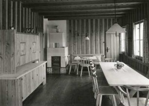 Dorfhaus in Tellerhäuser : Tellerhäuser, Dorfgemeinschaftshaus, Inneres, Dorfstube mit Leseecke am Kachelofen und Bücherschrank
