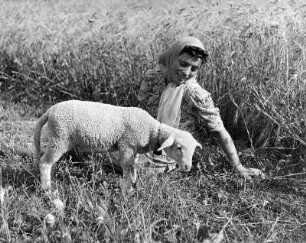 Frau mit Lamm