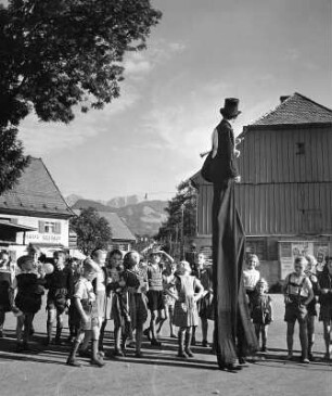 Allgäu. Jahrmarktszene. Sackhüpfen