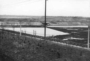 Dora und Helene (Panorama 1) Tagebau Lobstädt mit Kippenstraßen und Klärteichen.