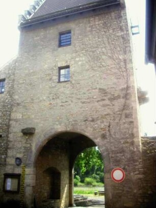 Stadtbefestigung - Stadttor (Maintor)-Ansicht von Norden (Stadtseite) mit Durchfahrt und erhaltener steinerner Torangel - Schießscharten der Obergeschosse verändert