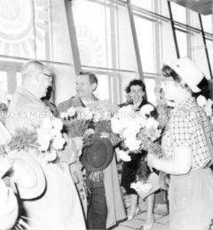 Begrüßung einer sowjetischen Landwirtschaftsdelegation bei der Internationalen Gartenbauausstellung der DDR in Erfurt