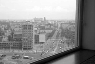 Berlin: Ernst-Reuter-Platz; mit Fensterrahmen zur Hardenbergstraße
