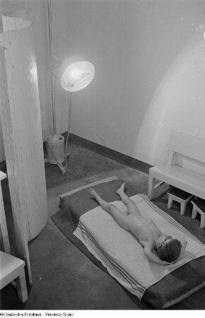 Junge auf einer Liege zur Bestrahlung