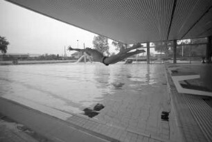 Badebetrieb im Rheinhafenbad