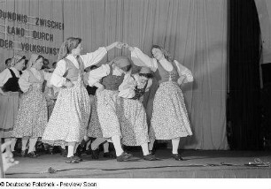 Auftritt einer Tanzgruppe beim Bezirksausscheid der Volkskunstgruppen 1954