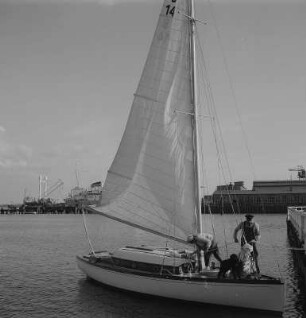 Stralsund. Hafen, im Vordergrund Segelschiff
