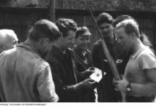 Mitglieder einer Baubrigade bei der vormilitärischen Ausbildung : Deutsche Demokratische Republik. Mitglieder einer Baubrigade bei der vormilitärischen Ausbildung