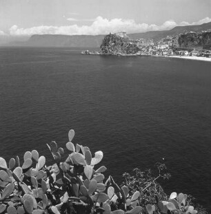 Scilla, Blick über die Bucht auf Kastell Ruffo und Stadt