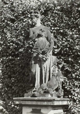 Flora : Christian Kirchner (1691-1732). Flora (Sandstein, überlebensgroß). Barockgarten Heidenau-Großsedlitz