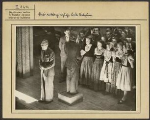 Chor des Sorbischen Jugendensembles der Sorbischen Oberschule Bautzen. : Chór prěnjeje serbskeje kulturneje brigady Serbskeje wyšeje šule Budyšin.