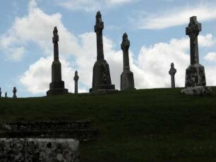 Grabkreuze : Jahrhundertealte Hochkreuze auf dem Klosterfriedhof von Clonmacnoise am Shannon. Aufgenommen im April 2005. Foto Uwe Gerig