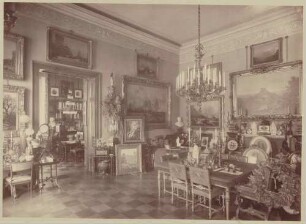Interieur mit Gemälden.