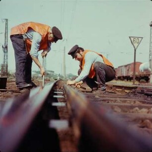Reichsbahndirektion Dresden. Gleisbau. Facharbeiter für Eisenbahnbautechnik mit Signalwesten bei Reparatur einer Weiche