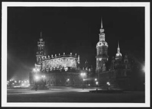 Dresden in Nachtbeleuchtung : Dresden-Altstadt. Theaterplatz mit Reiterstandbild König Johann von Sachsen. Blick gegen Katholische Hofkirche und Residenzschloss