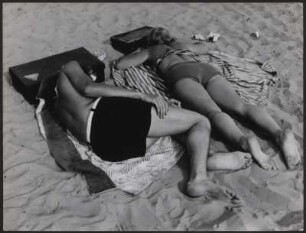 Ein Paar liegt am Strand