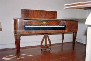 Schloss Ahrensburg: Innenansicht: Abstellraum:Tafelklavier, geöffnet: August 1994