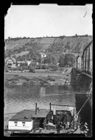 Blick über den Main an der Mainbrücke entlang nach Kreuzwertheim