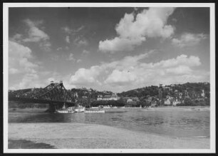 Dresden, Loschwitz und Weißer Hirsch : Dresden-Loschwitz. Stadtteilansicht mit Restaurant "Luisenhof". Blick vom Blasewitzer Ufer über die Elbe mit Loschwitzer Brücke ("Blaues Wunder") und Personen-Seitenraddampfer "Karlsbad" (1898, Werft Blasewitz) nach Norden