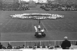 Berlin, Chausseestraße 96, Walter-Ulbricht-Stadion. 1. Deutschlandtreffen der Jugend. Massensportveranstaltung, Pfingsten, 29. Mai 1950