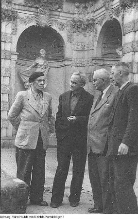 Dresden, Zwinger. Architekt Professor Arthur Frenzel, Architekt Max Zimmermann, Bildhauer Albert Braun und Fritz Sittner, 1957