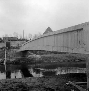 Trave: Spannbetonbrücke für Fußgänger und Viehtrieb nach Fertigstellung: links Pegelhäuschen: dahinter Bauwagen: hinten rechts Haus