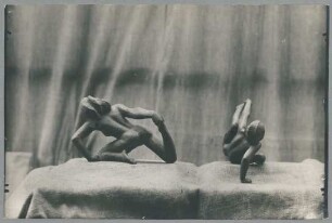 Kriechende, 1922, Bronze, rechts: Capriccio, 1921, Bronze