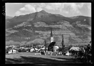 Bad Hofgastein, Österreich. Stadtteilanischt mit Blick zur Pfarrkirche Mariä Himmelfahrt