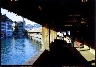 Luzern: Kapellbrücke, in der gedeckten Brücke