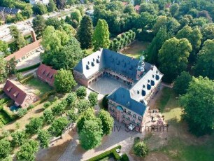Reinbek: Schloß Reinbek mit Innenhof und Baumallee