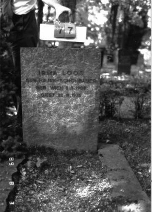 Grabstein 77 (Index: 100102197) Material: Granit, aufgesetzte Metallbuchstaben Zustand: gut Maße HxBxT: 86x60x12 cm Beschreibung: rechteckige Stele Steinmetz: Franz Kuster Konstanz: Grabstein 77